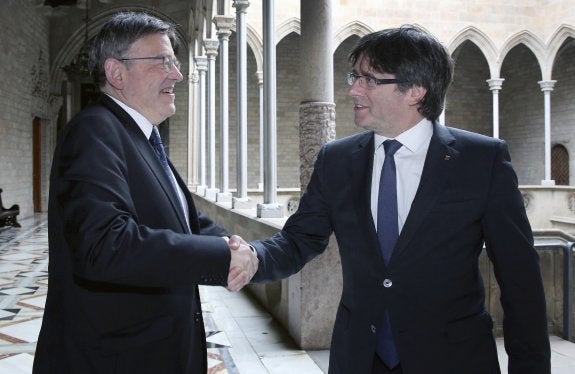 Puig y Puigdemont se saludan ayer antes de la reunión que mantuvieron en Barcelona. :: Jordi Bedmar