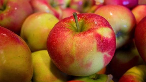 Manzanas en un puesto de fruta.