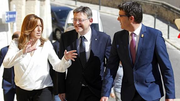 La presidenta de la Junta de Andalucía, Susana Diaz, en la imagen junto al president Ximo Puig (c) y el presidente de la Diputación de Valencia, Jorge Diaz, a su llegada a Ontinyent, donde visitan "La casa de Andalucía"..