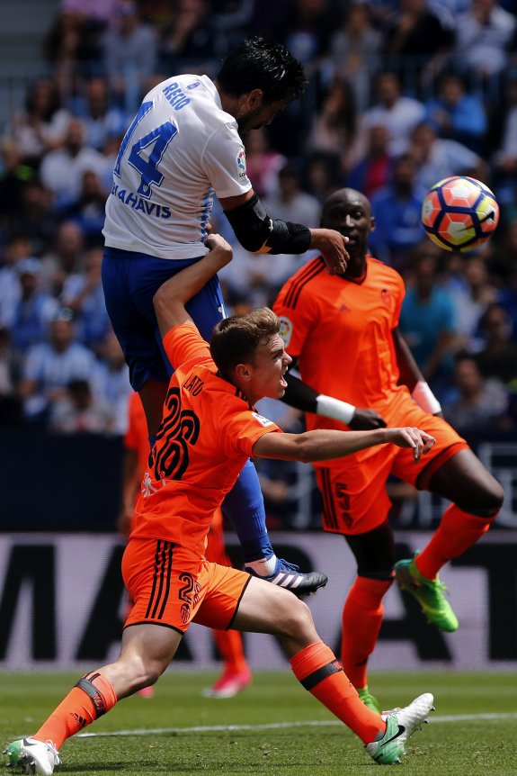 Recio cabecea
desde cerca para
hacer el 1-0 con
Lato superado
en el salto.
:: efe/jorge zapata
