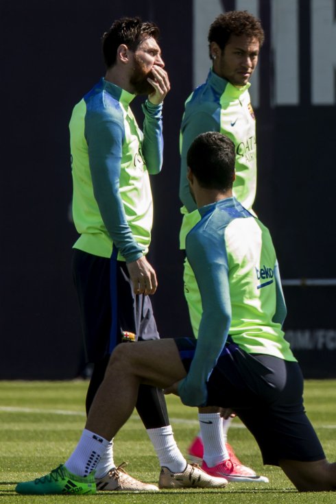 Messi y Neymar, en el entrenamiento de ayer. :: EFE/Quique García