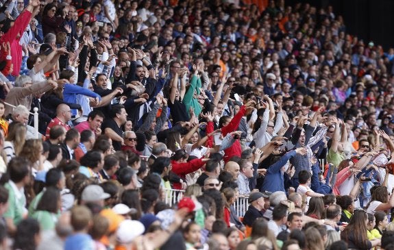 El público convirtió las gradas de Mestalla en una auténtica fiesta. :: jesús signes