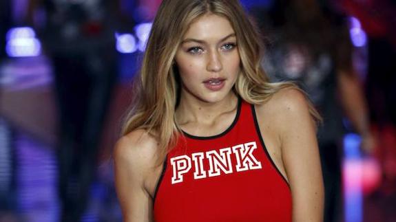 La modelo Gigi Hadid durante el desfile de Victoria's Secret de 2015.