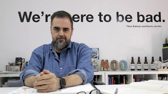 Modesto Granados, la máscara y el logotipo andante