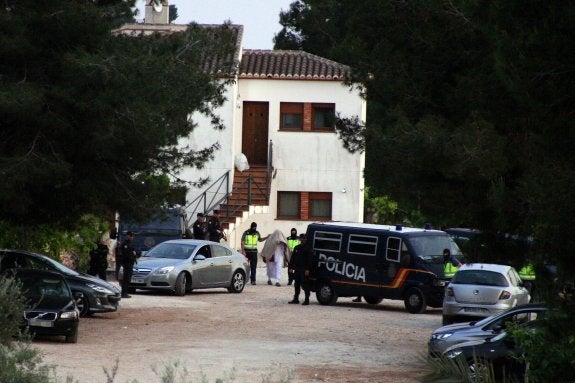 Agentes de la Policía Nacional trasladan a un furgón al eximán egipcio, ayer, junto a su mansión de Teulada. :: tino calvo