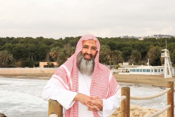 El egipcio Abu Adam Shashaa, posa en Moraira, en una imagen de 2015. :: vicente bolufer