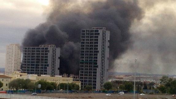 Enorme humareda por un incendio en La Torre