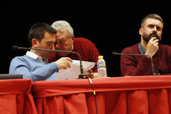 El concejal de Cultura Festiva, Pere Fuset, y el secretario general de la Junta (i), Pepe Martínez Tormo, en una asamblea.