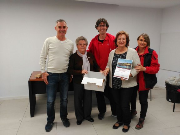 María Erades recogió el premio de manos de la edil Zamora. :: lp