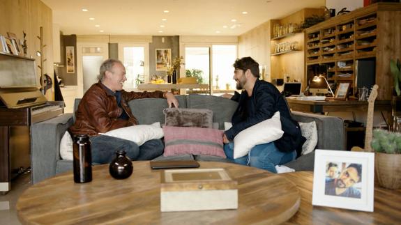 Antonio Orozco recibe a Bertín Osborne en su casa de Sitges