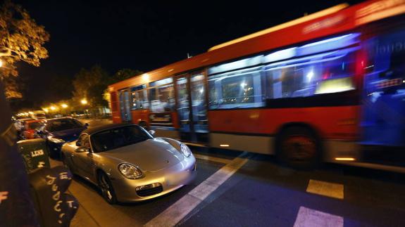 Carril Bus con vehiculos estacionados.