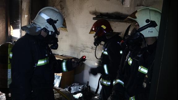 Intervención de los Bomberos de Castellón en el incendio de una vivienda de Burriana.