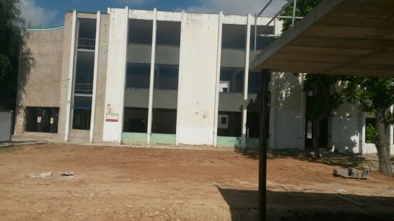 Parte de la fachada del colegio Cervantes, donde se han detectado fallos en los cimientos. :: lp