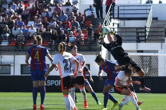 Endler salta para atrapar el balón en una acción del encuentro. :: juan catalán