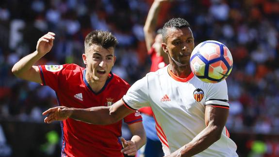 Nani pelea un balón ante la oposición de un jugador de Osasuna.