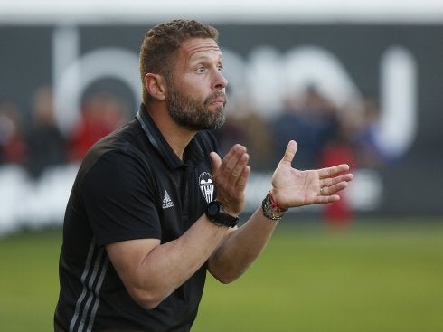 Curro Torres da indicaciones desde el banquillo. :: Jesús Signes