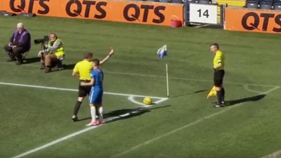 Un árbitro escocés le saca tarjeta roja a su propio linier por vomitar