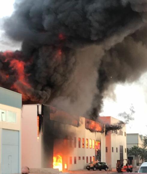 Controlado un incendio en una fábrica de caucho en Santa Pola