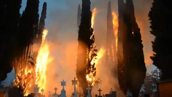Un rayo provoca un voraz incendio en un cementerio