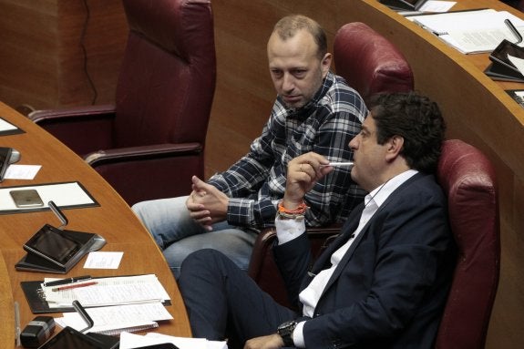 Alexis Marí y Emigdio Tormo, de Ciudadanos, el miércoles en Les Corts. :: IRENE MARSILLA