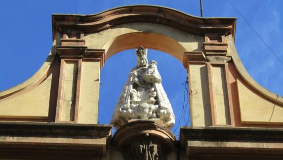 Imagen de la Virgen de los Desamparados en la calle Gregorio Gea de Valencia.