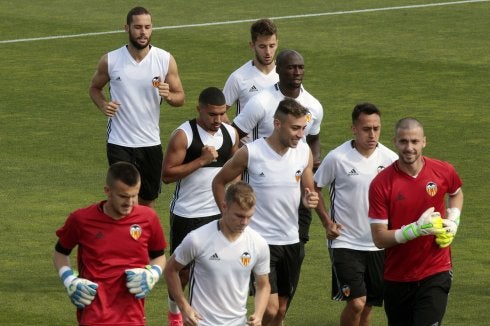 Bakkali y Suárez, junto al grupo en la sesión de ayer. :: i. marsilla