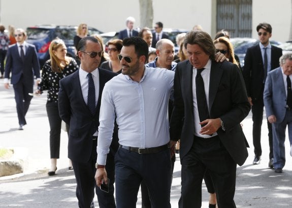 Familiares de Jesús Barrachina a su llegada al cementerio. :: jesús signes