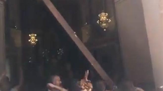 Vídeo del momento en el que cae la puerta.