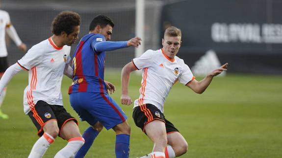 Lato y Quim Araujo tratan de robarle el balón a un jugador del FC Barcelona B 