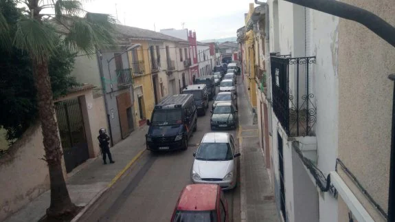 Despliegue de agentes y vehículos de la Policía Nacional, ayer en la pedanía de Cogullada, en Carcaixent. :: lp