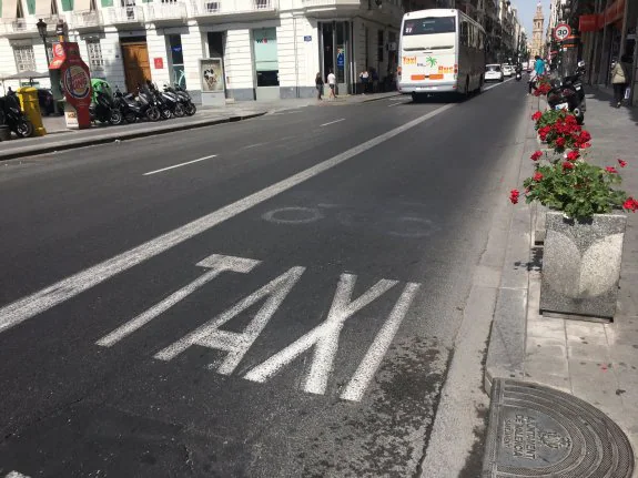 Carril bus en el inicio de la calle de la Paz, donde se aprecia con claridad la señalización borrada que autoriza el paso de motos. :: lp