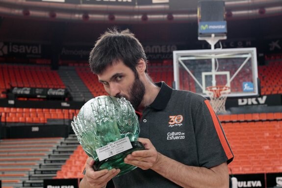 San Emeterio besa ayer el Trofeo Esfuerzo, que recibirá el sábado en la Fonteta. :: irene marsilla