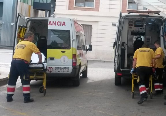 Un hombre tira agua hirviendo a su compañero de piso