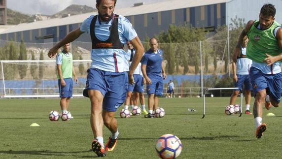 Morales completa el entrenamiento del Levante UD y está listo para jugar en Tenerife