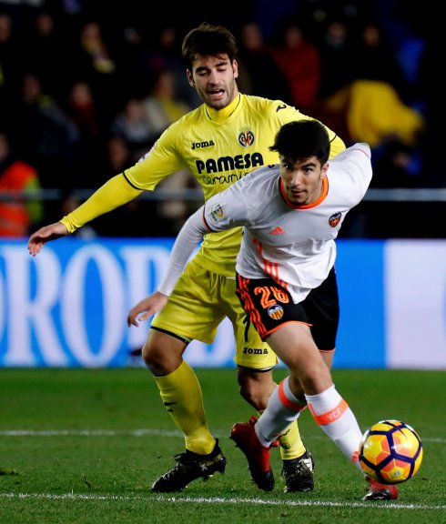 Carlos Soler se lleva el balón ante Trigueros en el derbi de la primera vuelta ante el Villarreal