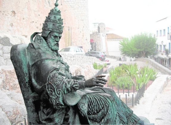  La escultura de Benedicto XIII, obra del cantante Sergio Blanco, junto al castillo de Peñíscola. :: lp