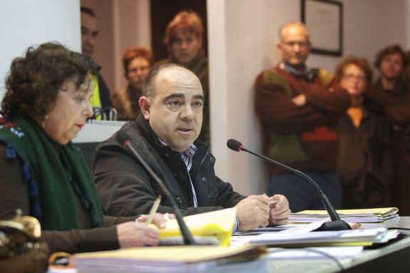 El alcalde de Villalonga, Enric Llorca, durante un pleno. :: lp