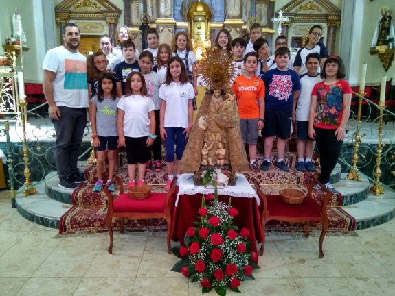 Los más jóvenes participaron en el 'Besamans' de la Virgen. :: lp