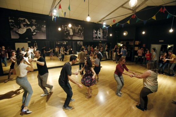 Bailarines durante una clase en el club-escuela Spirit of St. Louis. :: Juanjo Monzó