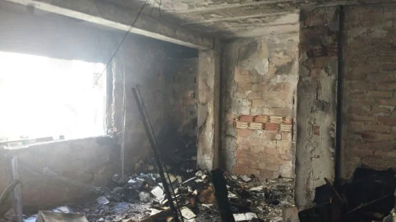 Una de las habitaciones destruidas por el fuego y el humo. :: consorcio de bomberos de valencia
