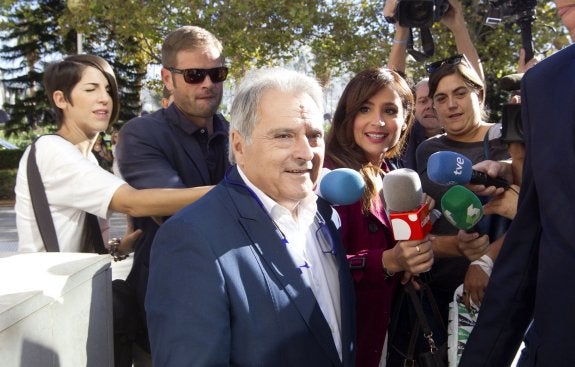 Alfonso Rus, a su llegada a la ciudad de la Justicia de Valencia. :: d. torres