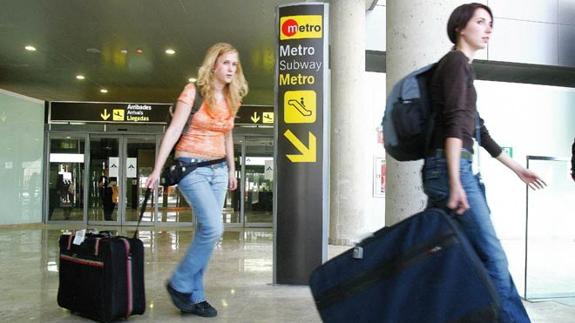 Acceso al metro desde el aeropuerto de Valencia.