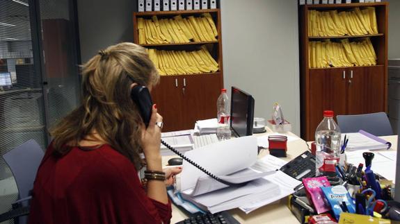 Una funcionaria trabaja en un juzgado de Valencia.