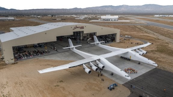 El inmenso Stratolaunch, tras salir del hangar del Puerto Aéreo y Espacial de Mojave (California). :: april keller/afp