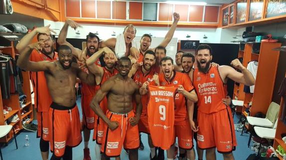 La foto de los jugadores en el vestuario. 