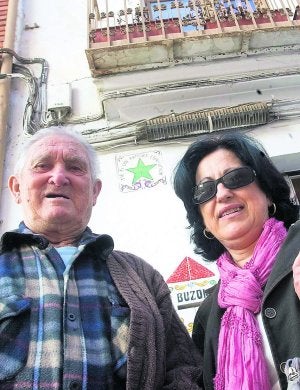 Walter Máñez y Rosa Zanón, ante la casa del primero, con la la estrella verde y una inscripción que dice 'Tie ci oni parolas esperanton' (Aquí se habla en esperanto). Abajo, el Dr. Zamenhoff.::                             DAMIÁN TORRES