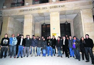 Internautas concentrados anoche a las puertas de la Subdelegación del Gobierno en Alicante.  ::
CARLOS RODRÍGUEZ
