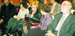 En primera fila, Lupe, viuda de Bascuñán, junto a Carmen Calvo y a la derecha Román de la Calle, ayer en la entrega de medallas. ::
I. MARSILLA