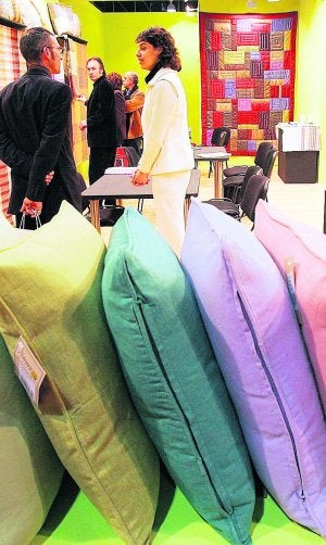 Productos textiles en una feria. ::
DAMIÁN TORRES
