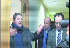 Un concejal reprende a uno de los reporteros gráficos. ::
LP
